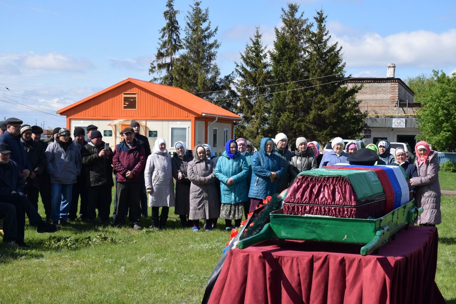 В деревне Ерыкла с почестями похоронили погибшего на СВО земляка