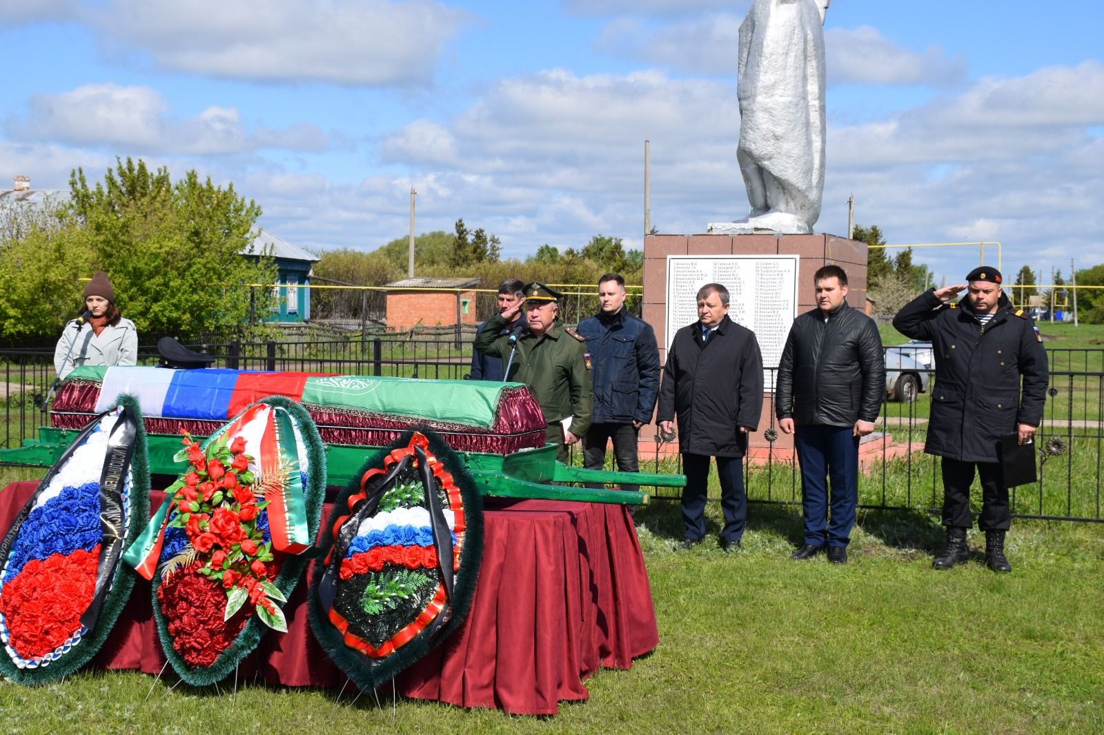 В деревне Ерыкла с почестями похоронили погибшего на СВО земляка