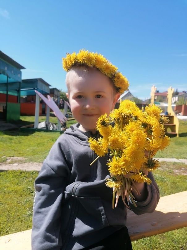 Воспитанники детского сада «Золотая рыбка» украсили себя веночками из одуванчиков