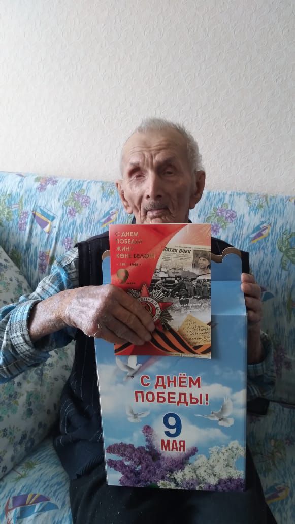 Сотрудники нурлатского центра «Гармония» вручают подарки ко Дню Победы своим подопечным