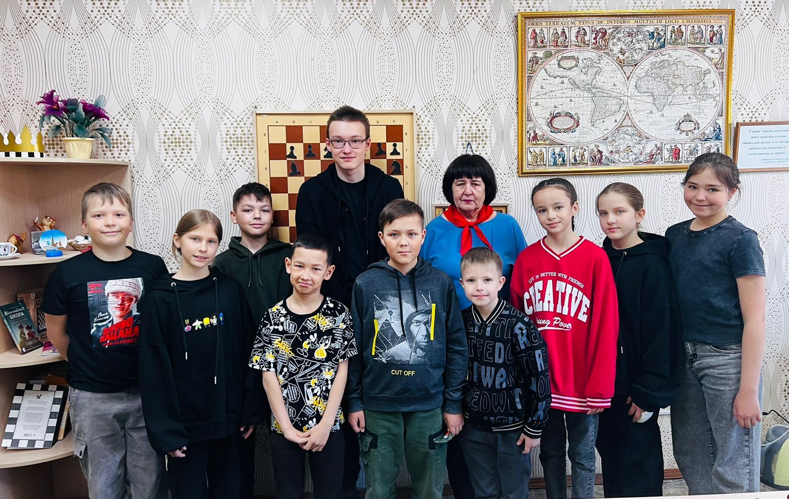 В шахматном клубе «Дебют» города Нурлат ученик 8 класса провел сеанс одновременной игры
