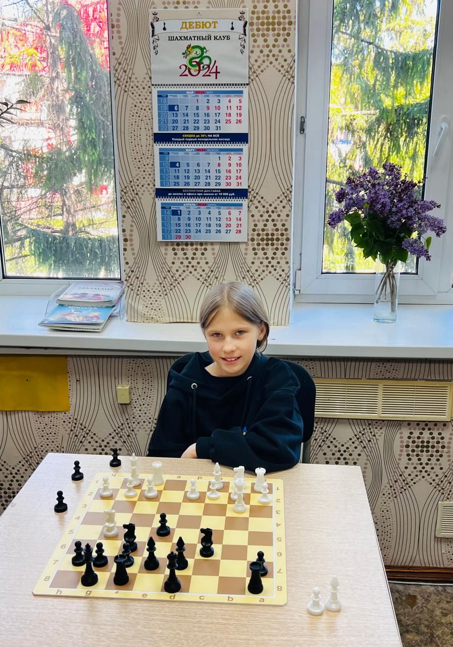 В шахматном клубе «Дебют» города Нурлат ученик 8 класса провел сеанс одновременной игры