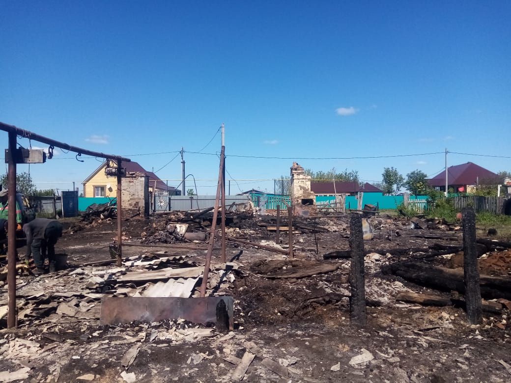 Две семьи в Степном Озере из-за пожара остались без крыши над головой