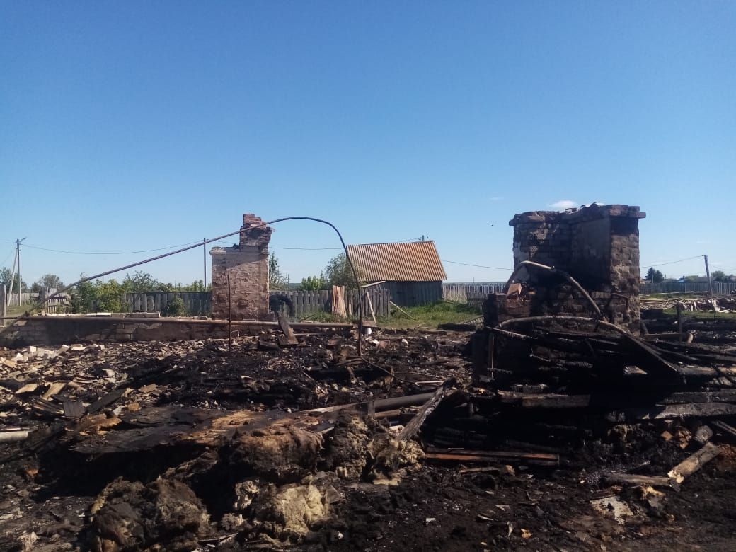 Две семьи в Степном Озере из-за пожара остались без крыши над головой