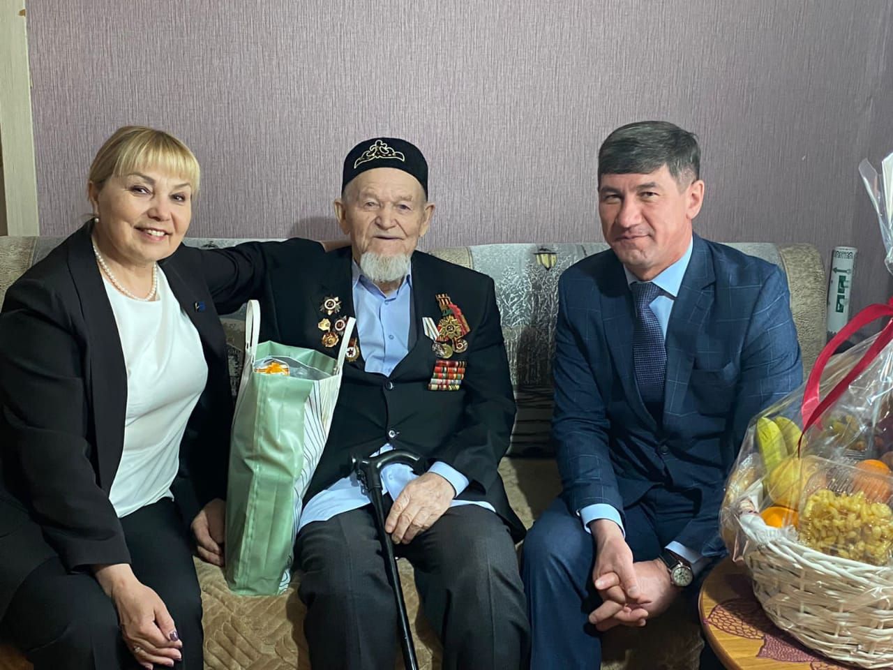 Нурлатцы поздравили ветеранов и передали им подарки депутата Госдумы