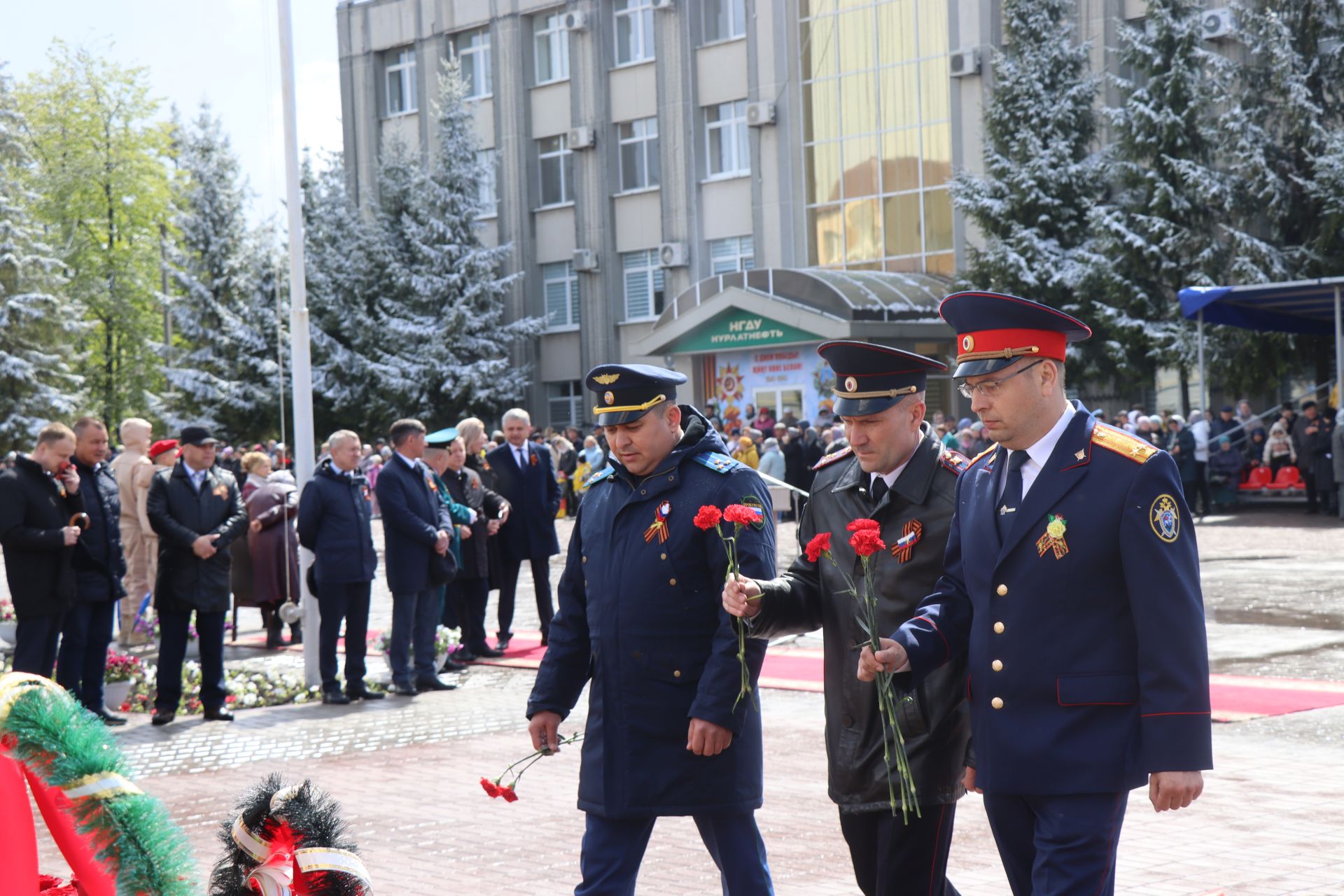 В День Победы нурлатцы возложили цветы к памятнику воину-освободителю