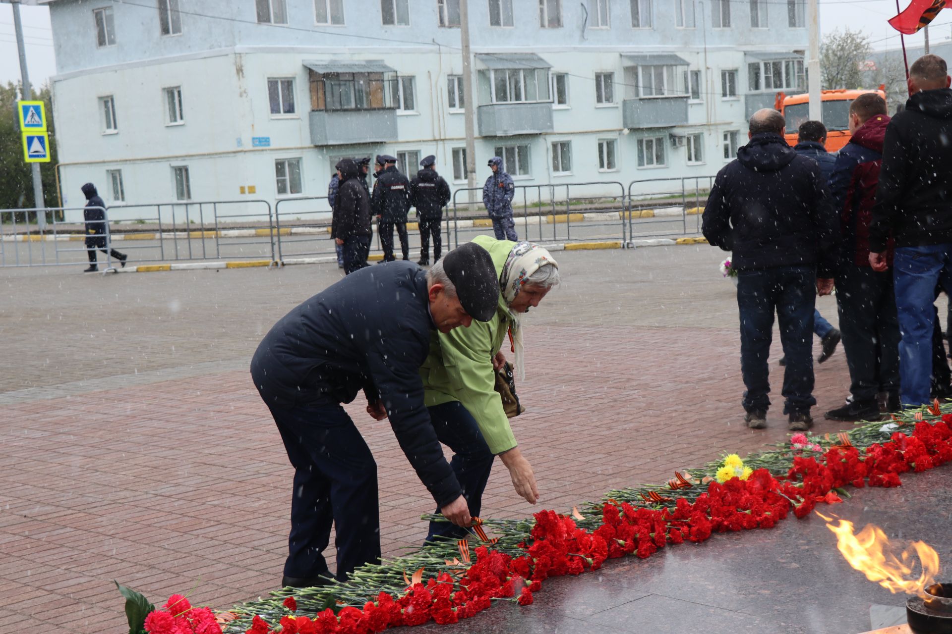 В День Победы нурлатцы возложили цветы к памятнику воину-освободителю