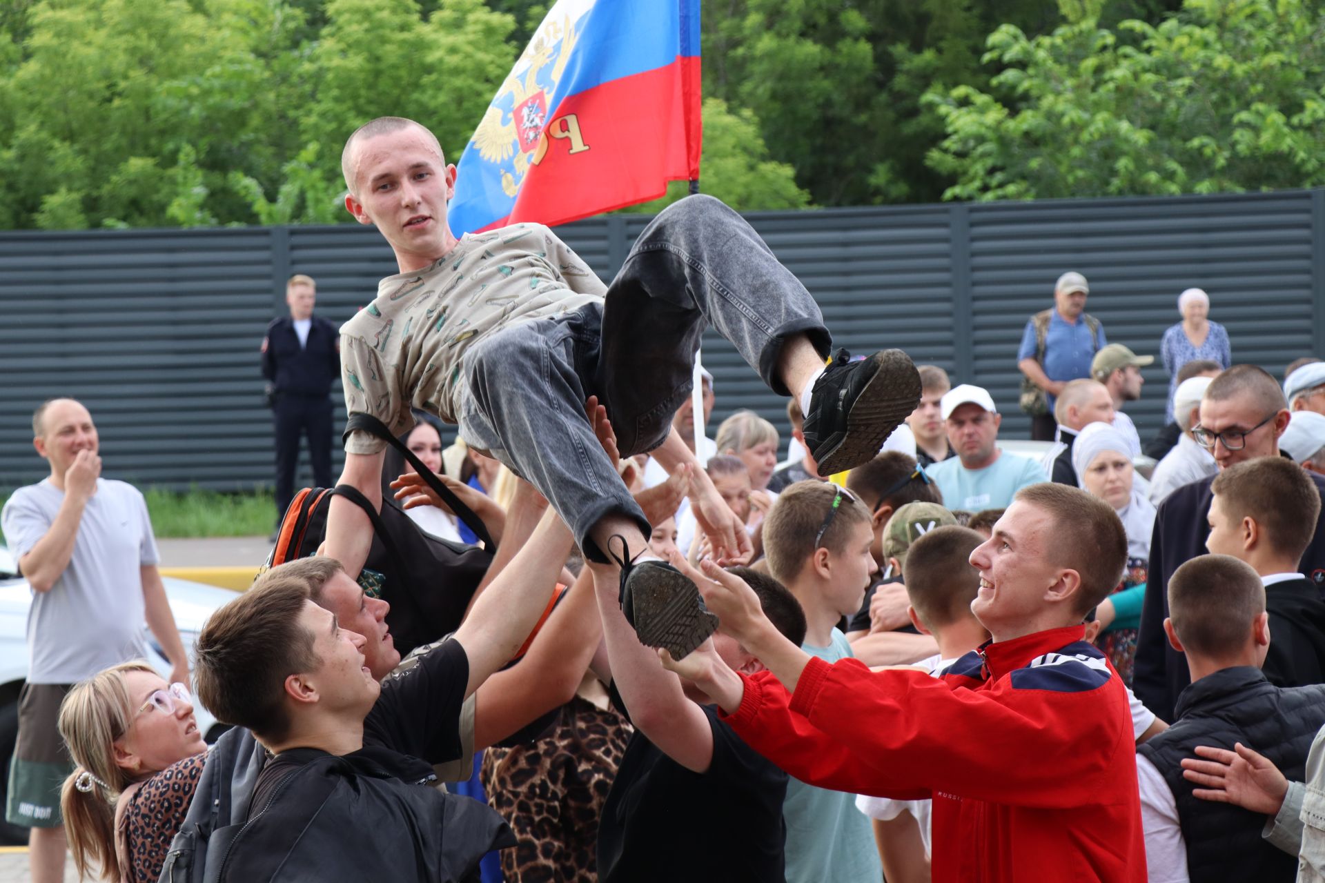 На срочную службу из Нурлата отправились 17 новобранцев