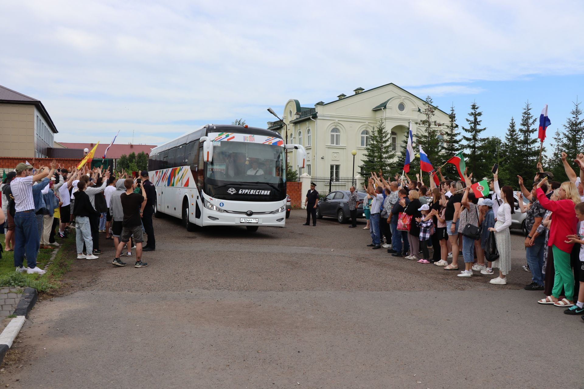 На срочную службу из Нурлата отправились 17 новобранцев