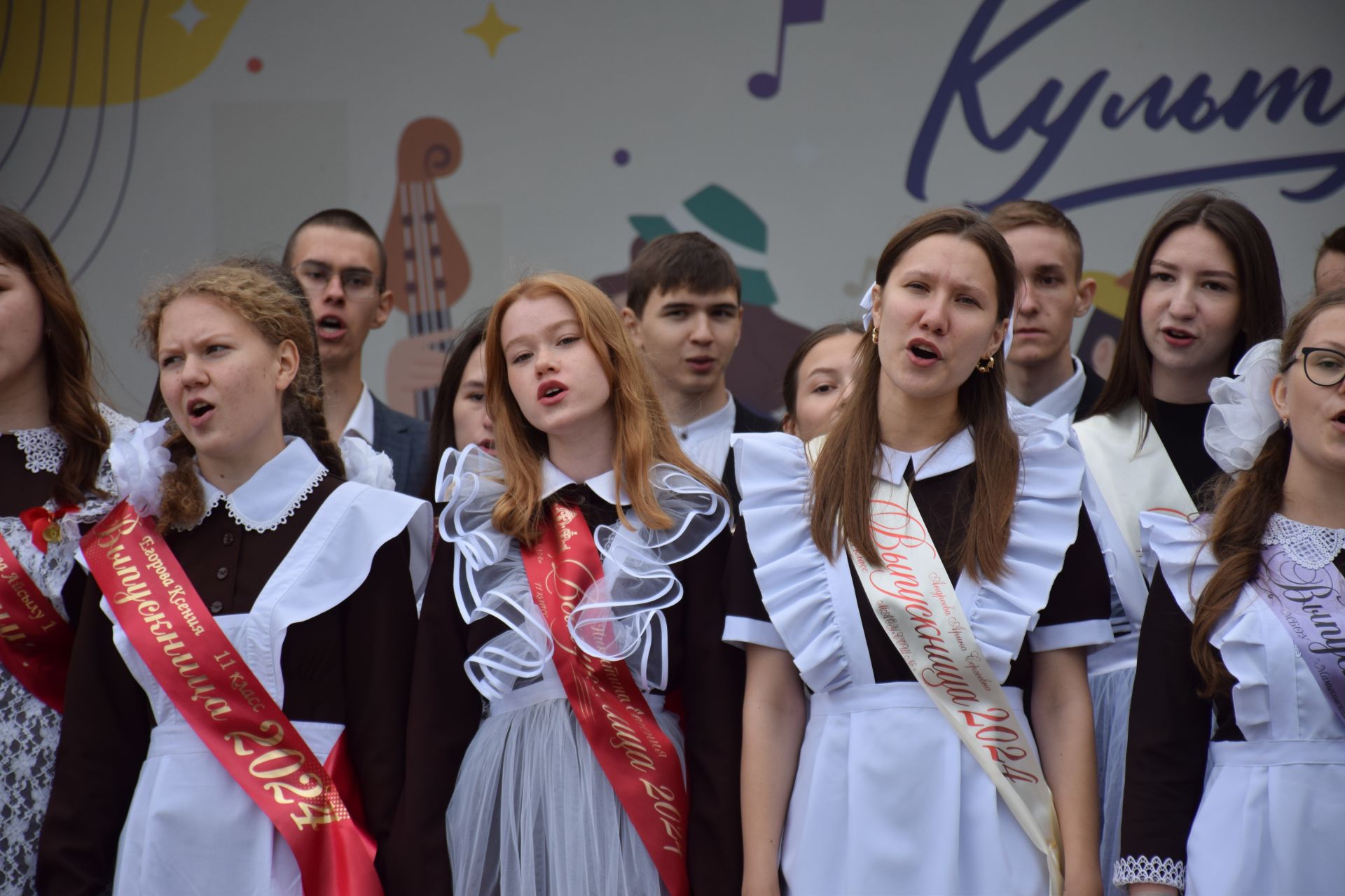 В Нурлате чествовали лучших выпускников нашего района (ФОТОРЕПОРТАЖ)