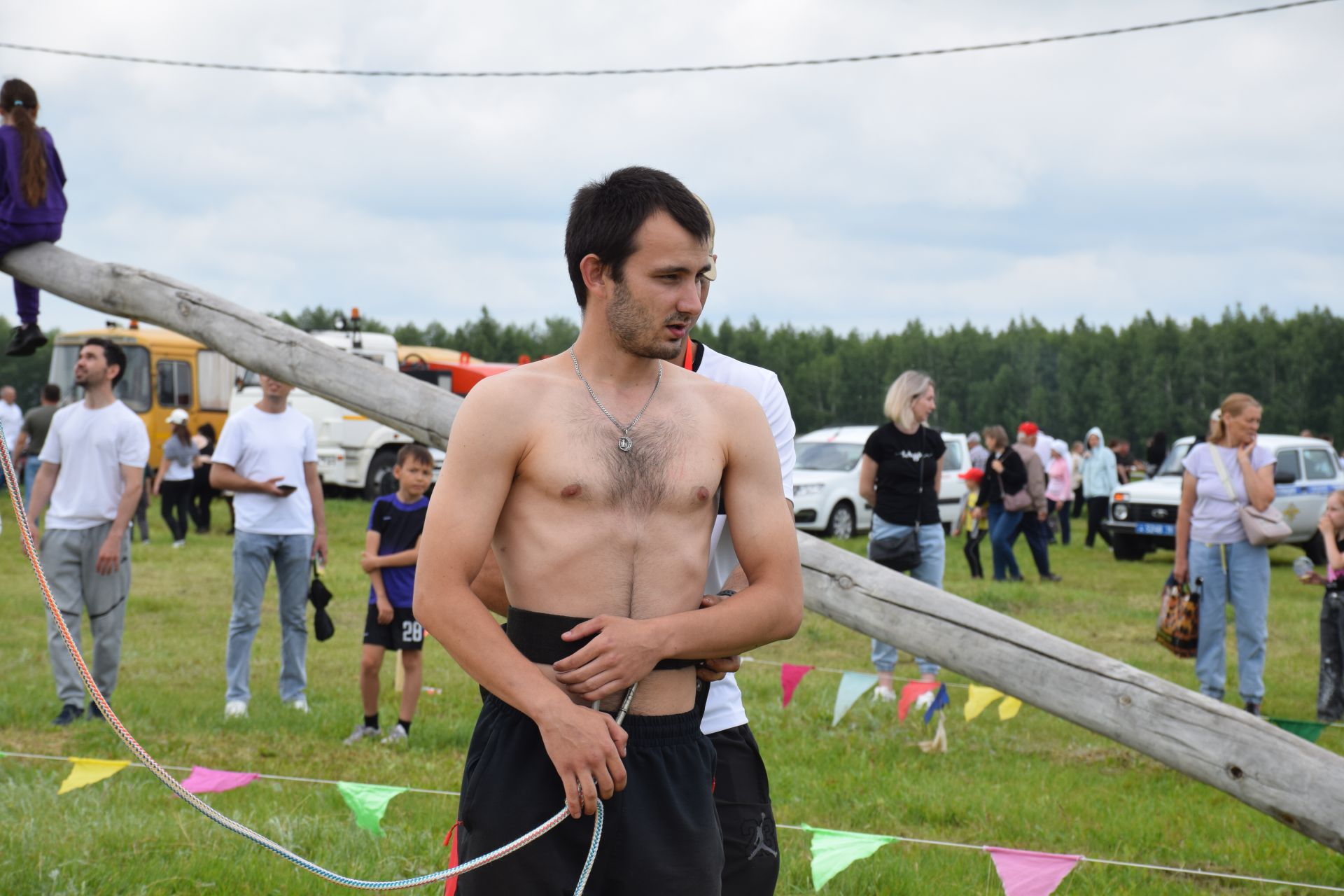 На Сабантуе в Нурлате Рифат Абдулвалиев поднялся за петухом за 30 секунд