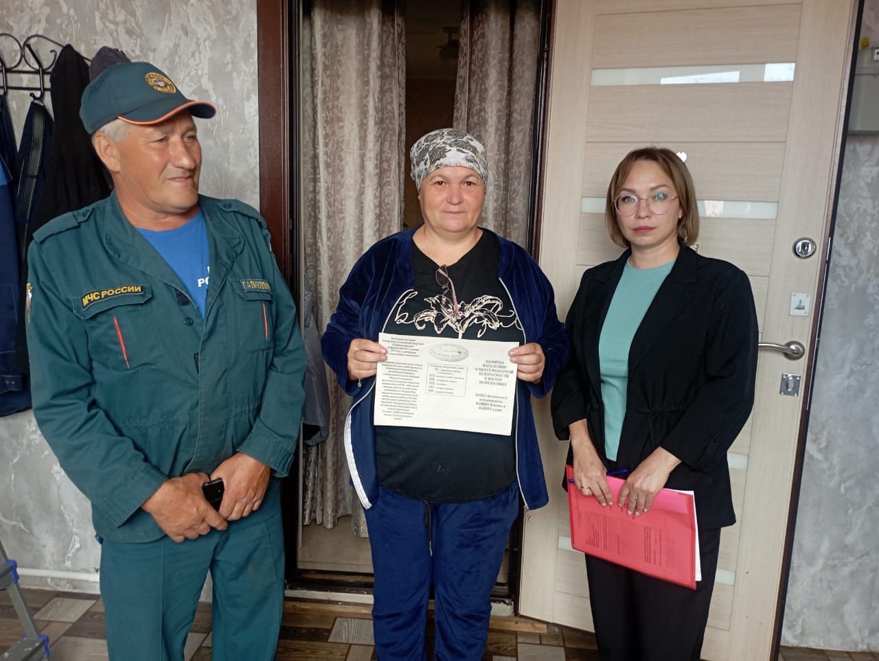 Специалист отделения социальной помощи и сотрудник МЧС продолжают обход многодетных семей