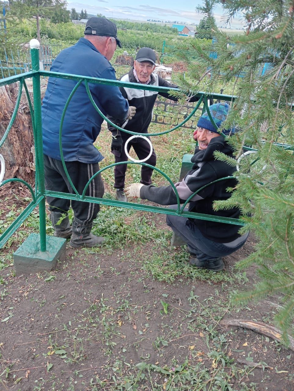 Жители микрорайона ТОС 2 «Верхний Нурлат» провели субботник на местном кладбище