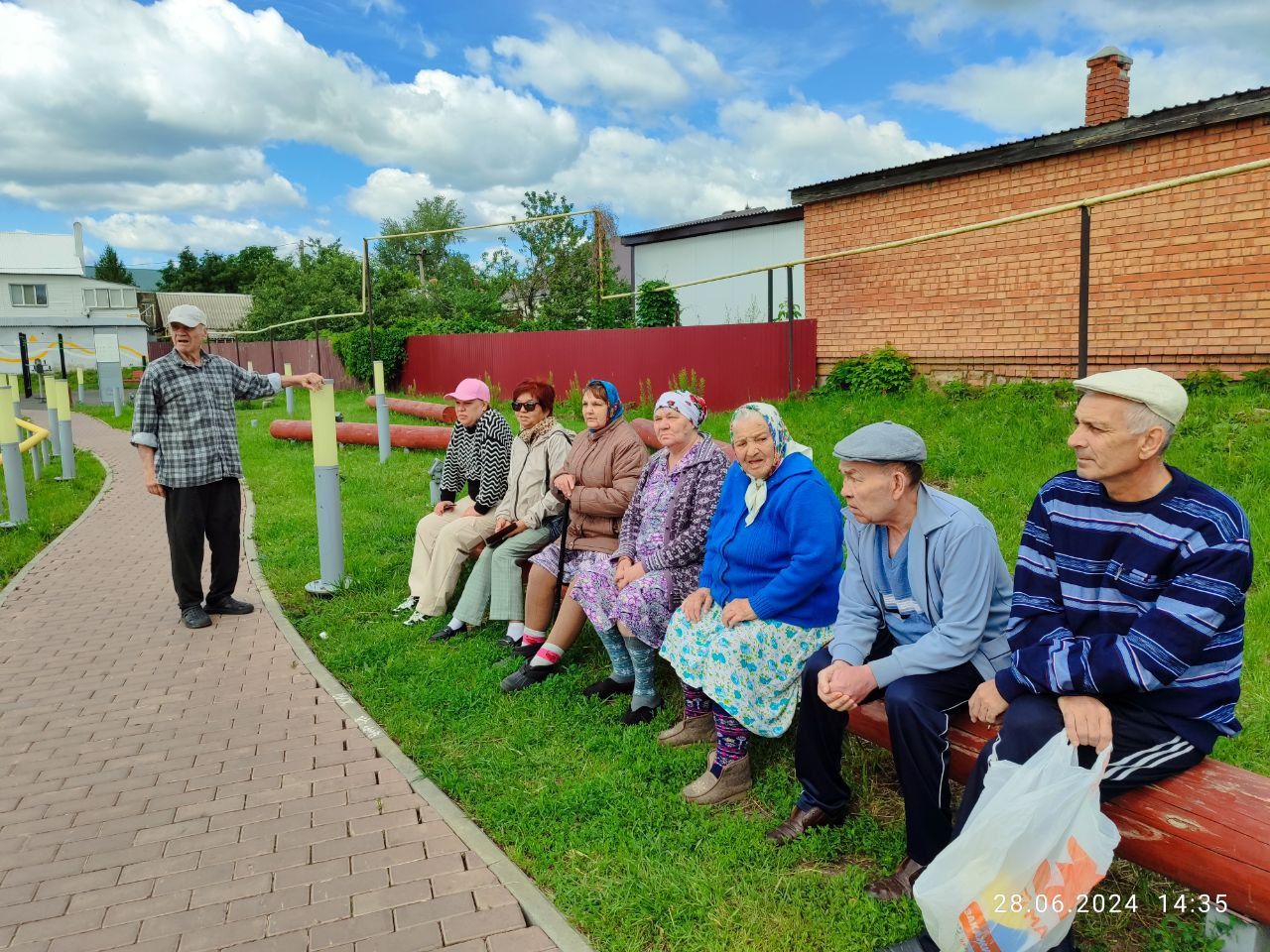 Прогулки и скандинавская ходьба: чем увлекаются жители Нурлатского дома -интерната