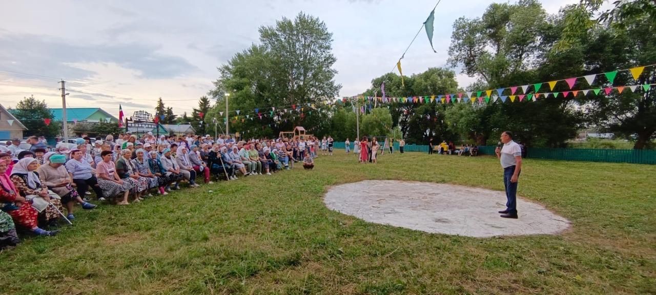 В селе Кривое Озеро в День села чествовали семейные пары, юбиляров и передовиков