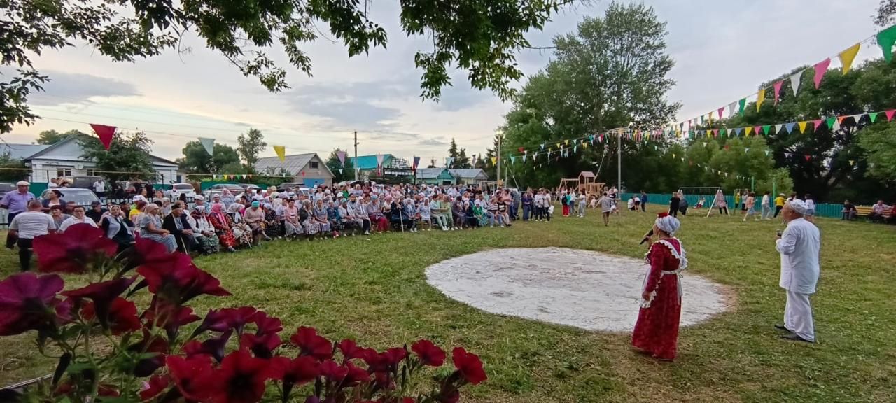 В селе Кривое Озеро в День села чествовали семейные пары, юбиляров и передовиков