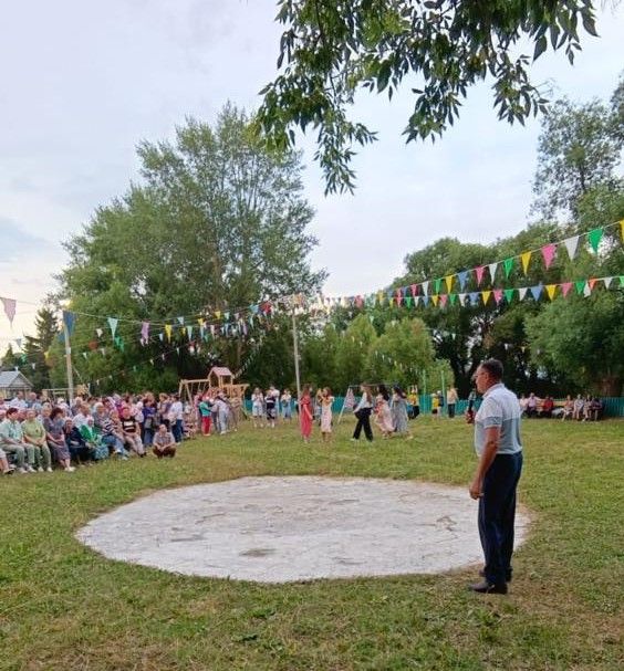 В селе Кривое Озеро в День села чествовали семейные пары, юбиляров и передовиков