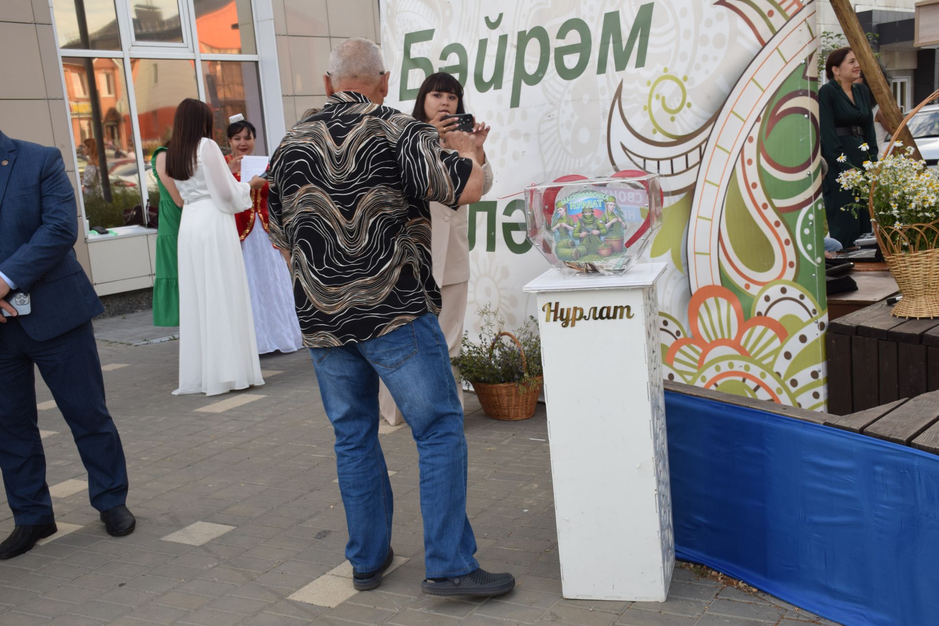 В сквере «Театральный» чествовали юбиляров семейной жизни