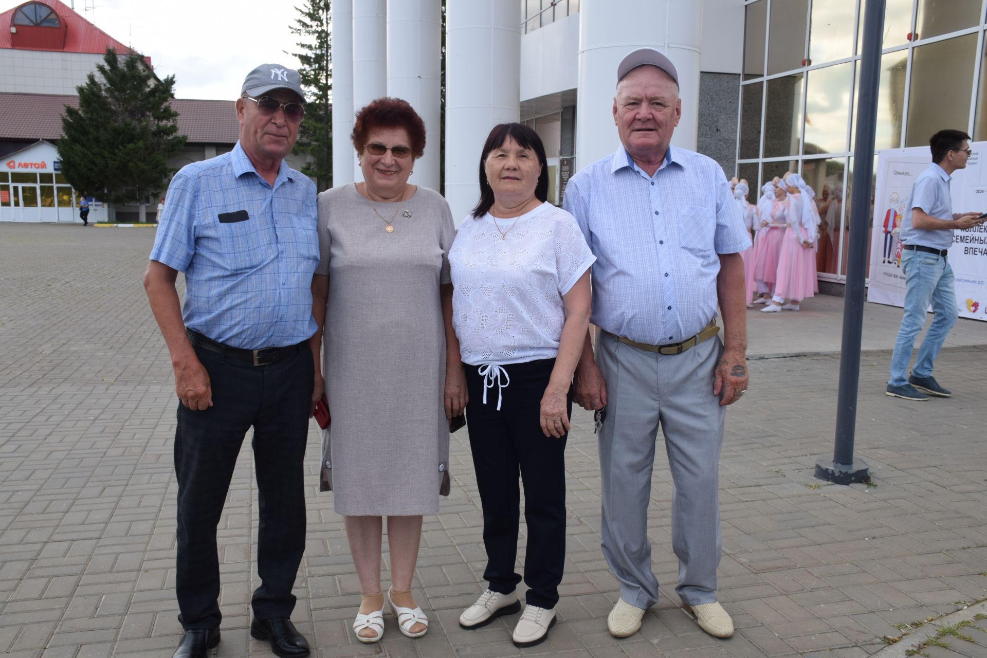 В сквере «Театральный» чествовали юбиляров семейной жизни