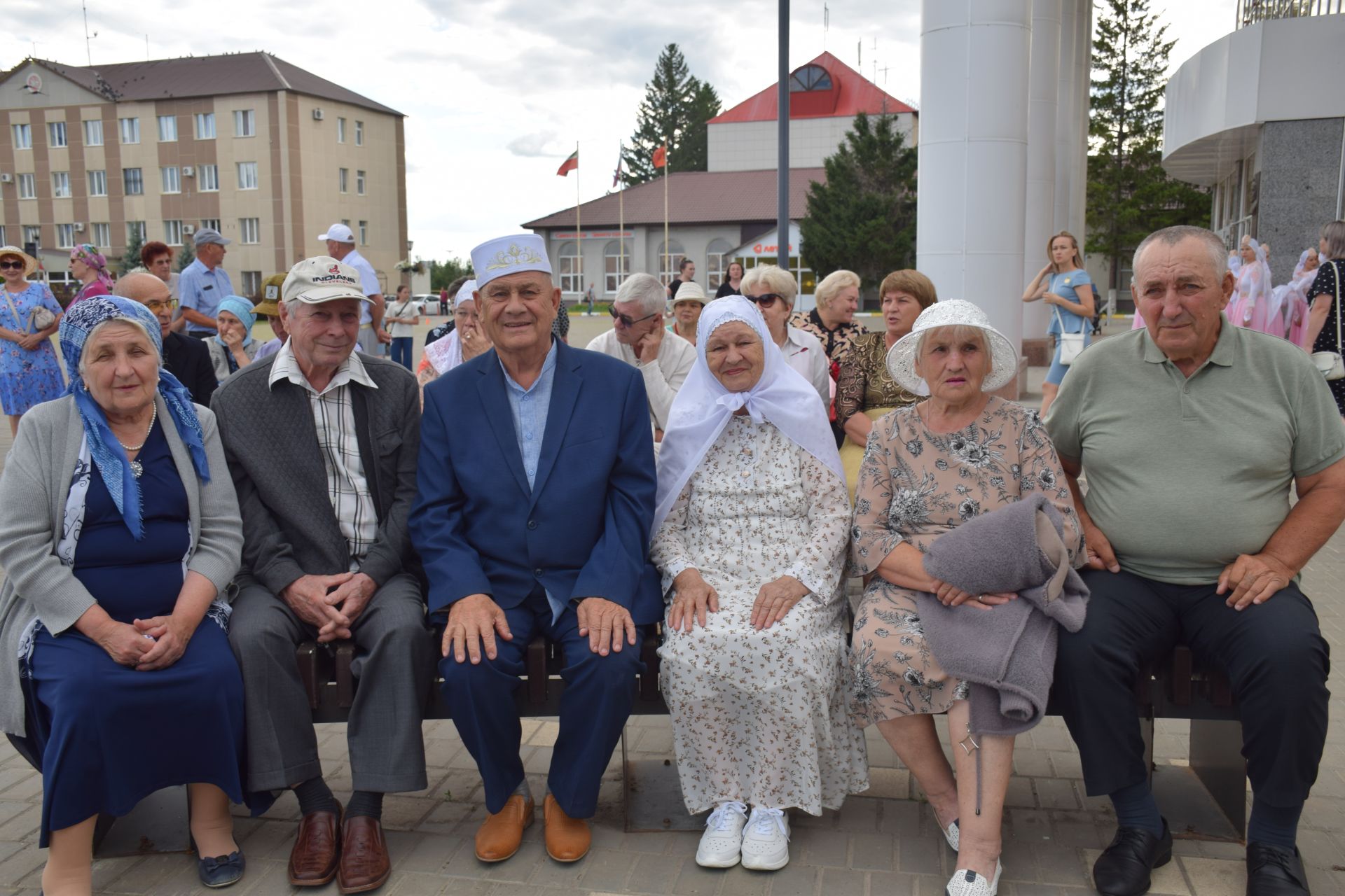 В сквере «Театральный» чествовали юбиляров семейной жизни