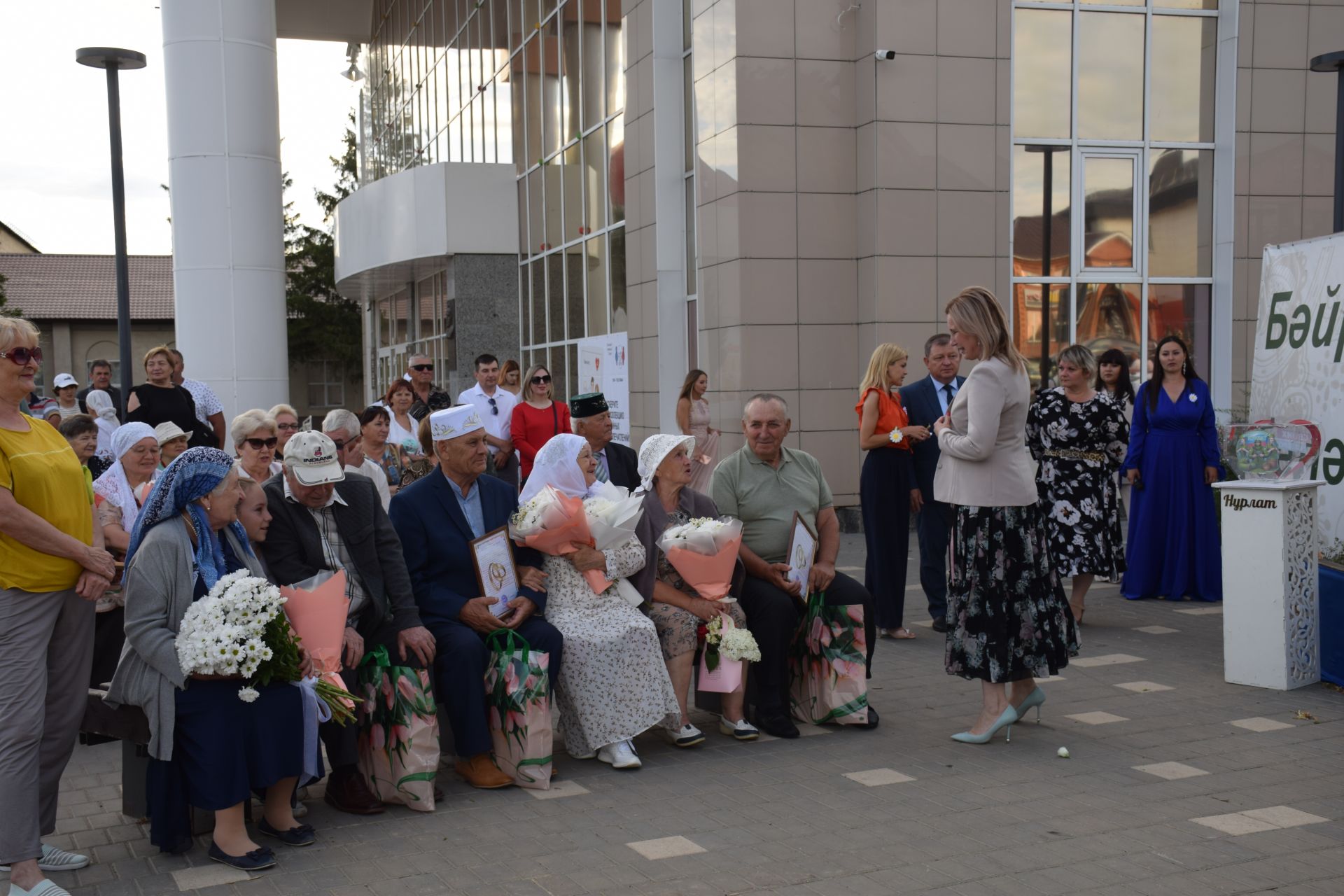 В сквере «Театральный» чествовали юбиляров семейной жизни