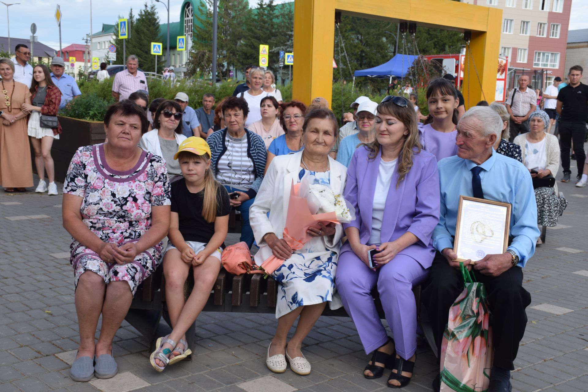 В сквере «Театральный» чествовали юбиляров семейной жизни