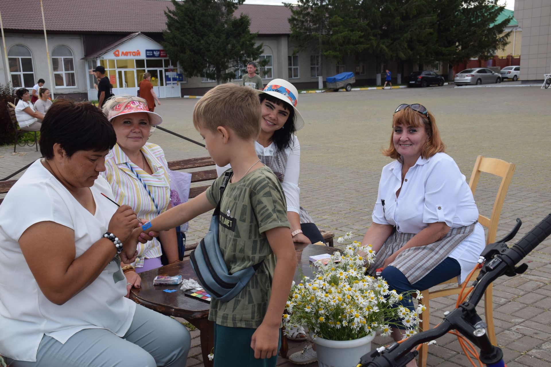 В сквере «Театральный» чествовали юбиляров семейной жизни