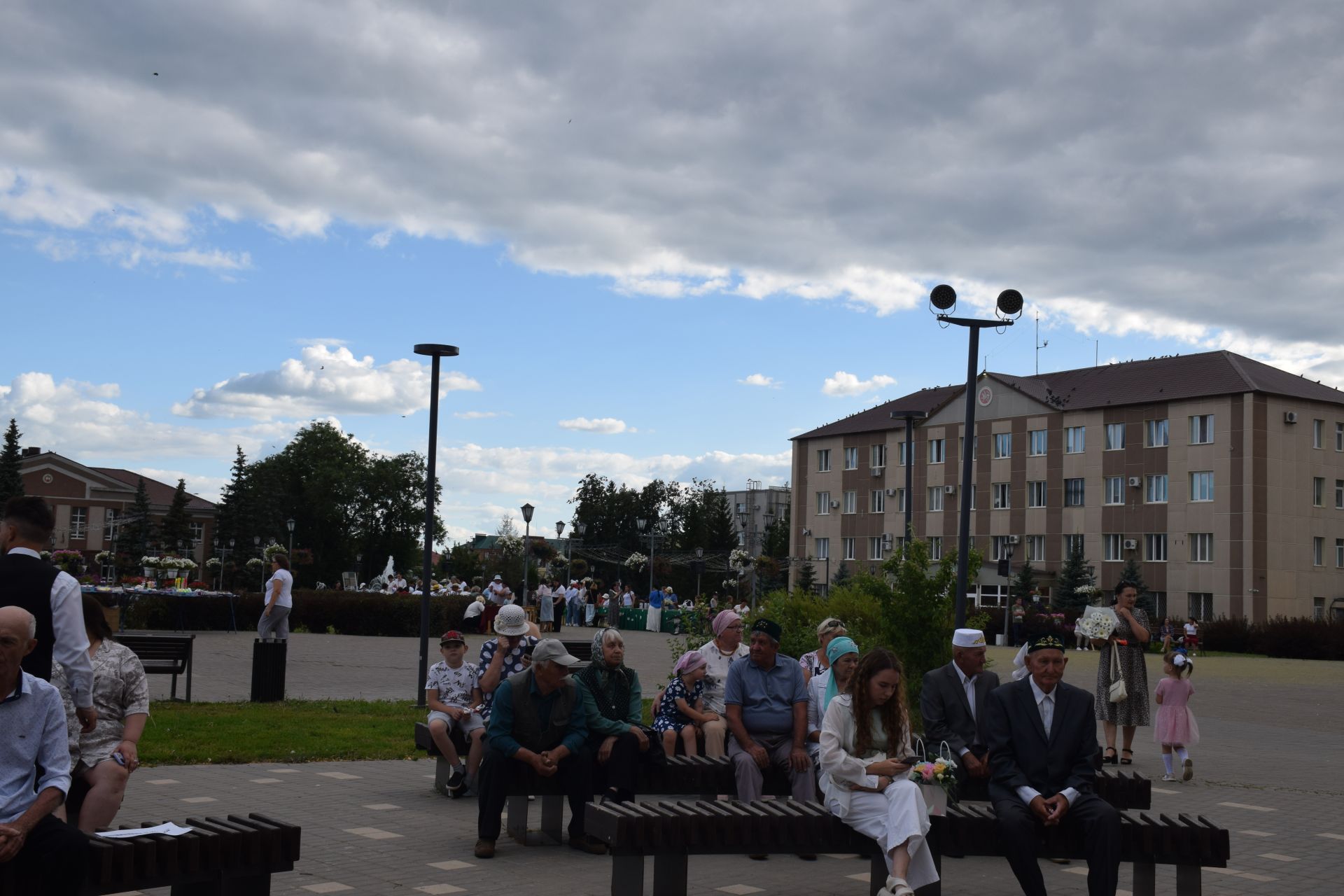 В сквере «Театральный» чествовали юбиляров семейной жизни