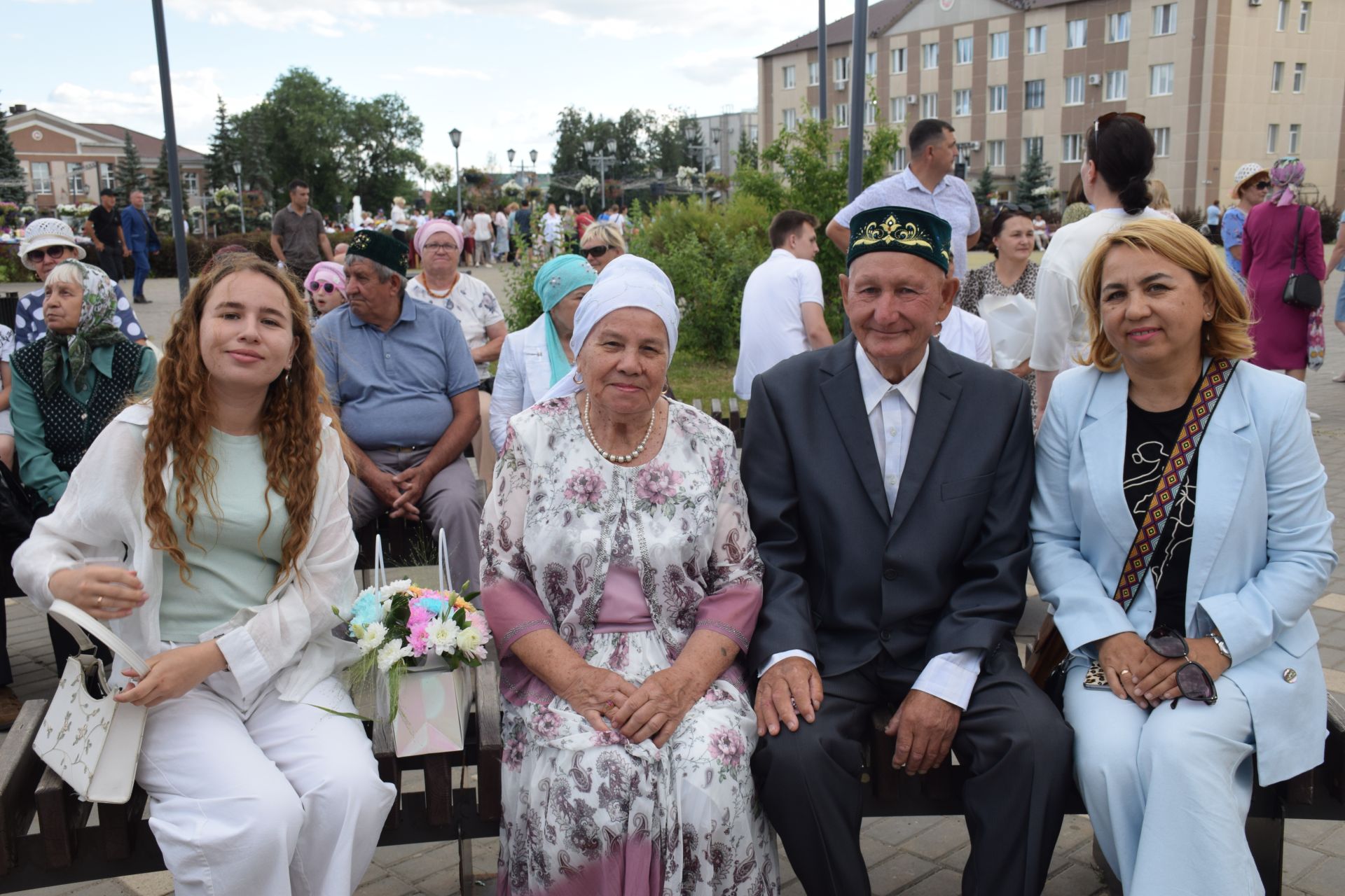 В сквере «Театральный» чествовали юбиляров семейной жизни