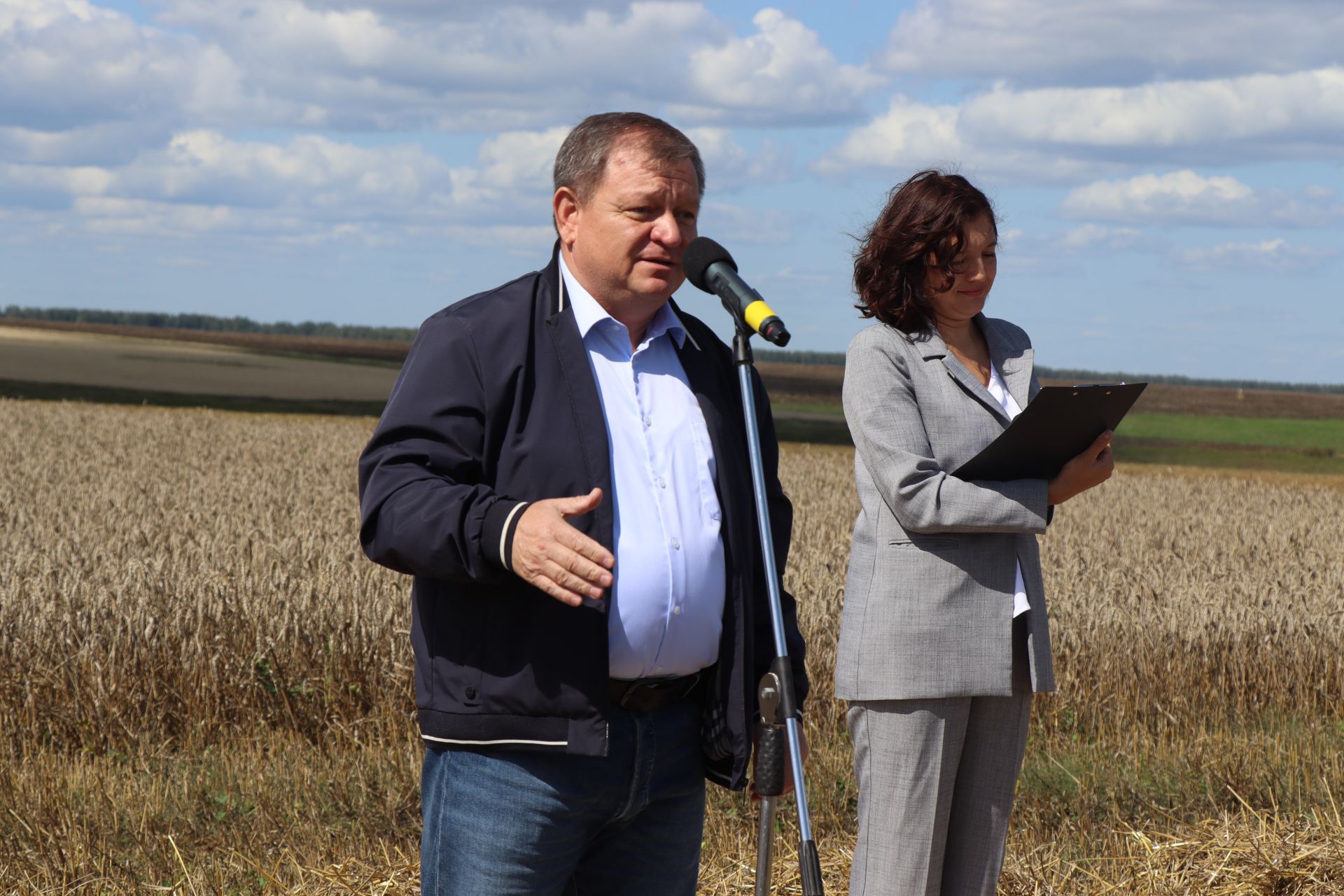 В Нурлатском районе наградили первого комбайнера-тысячника