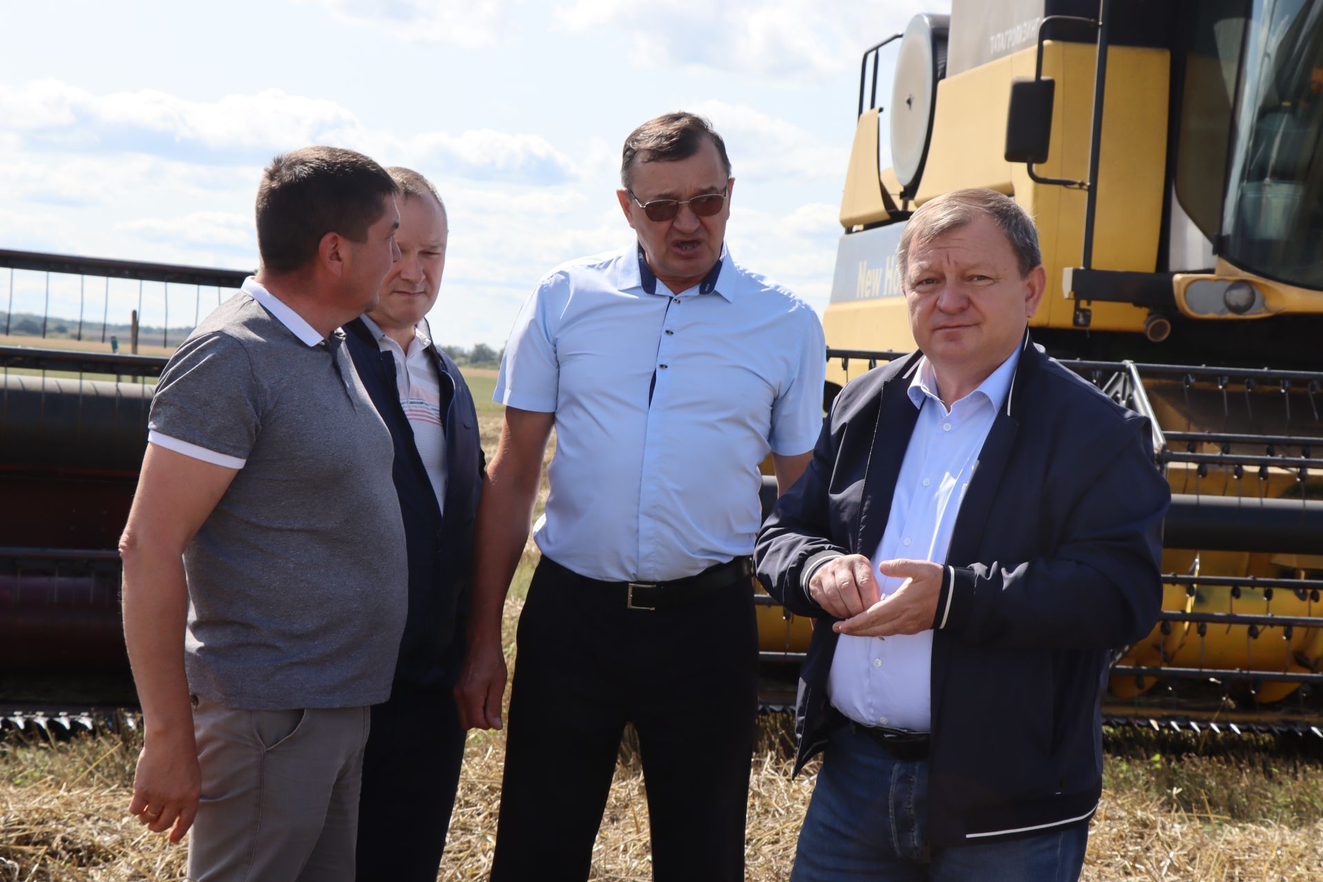 В Нурлатском районе наградили первого комбайнера-тысячника