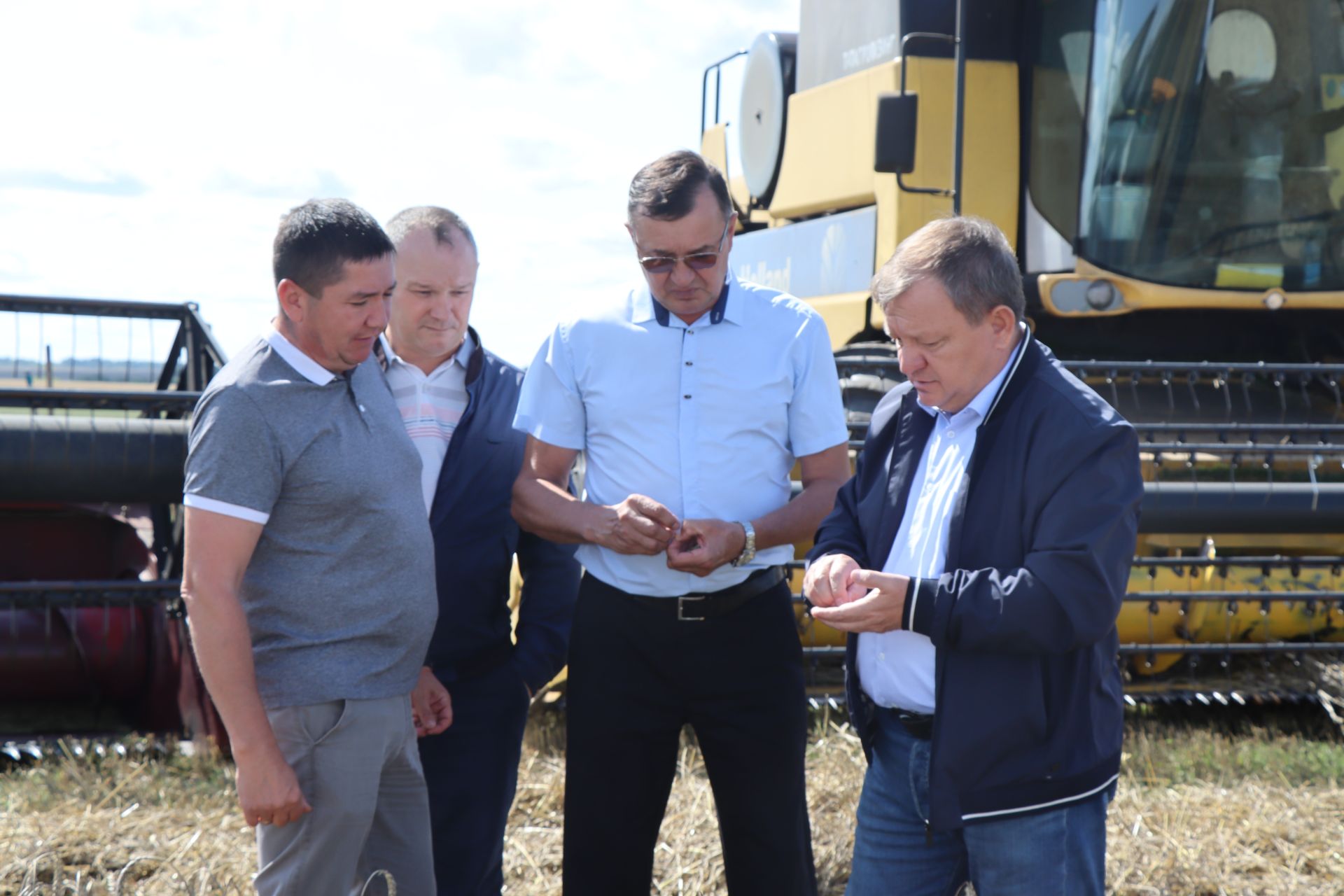 В Нурлатском районе наградили первого комбайнера-тысячника