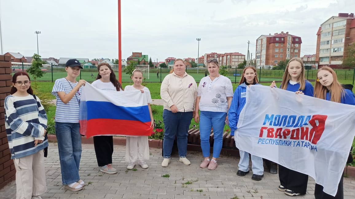 В парке имени Хусаинова прошла патриотическая акция, посвящённая Дню Государственного флага Российской Федерации