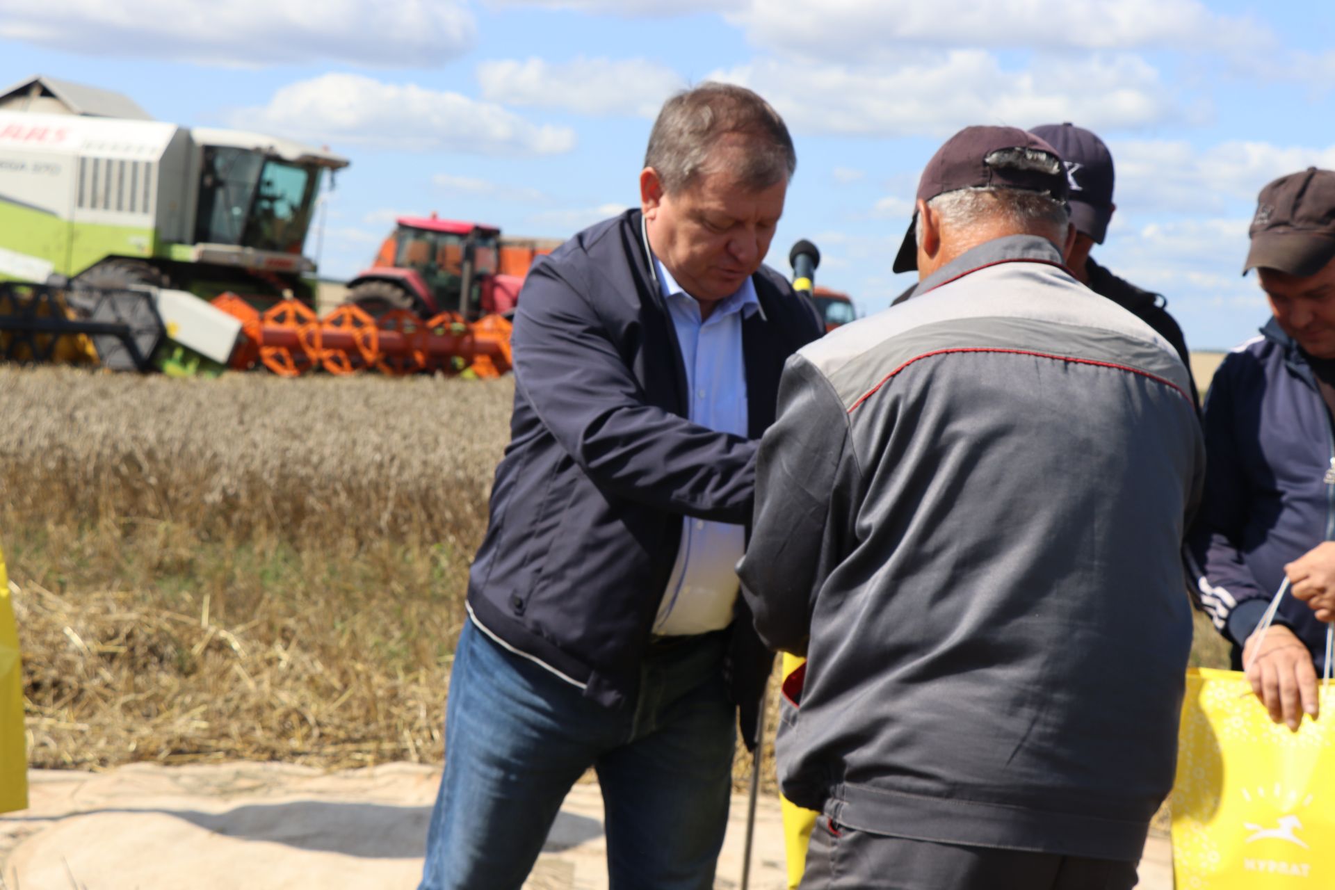 В Нурлатском районе наградили первого комбайнера-тысячника