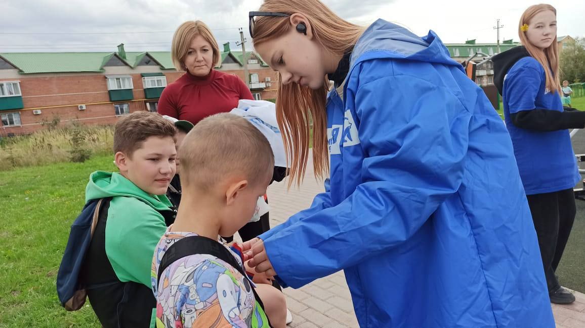 В парке имени Хусаинова прошла патриотическая акция, посвящённая Дню Государственного флага Российской Федерации