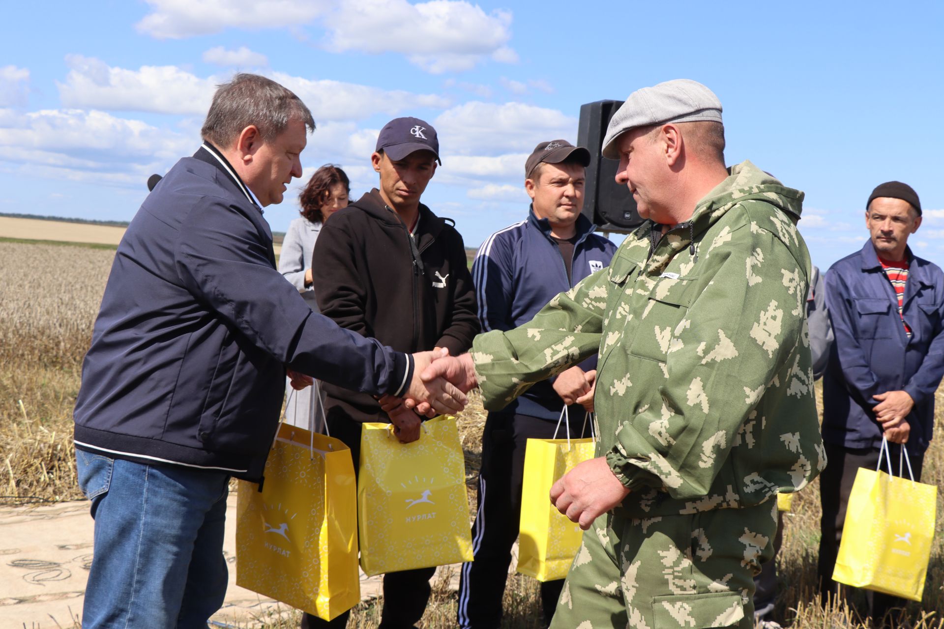 В Нурлатском районе наградили первого комбайнера-тысячника