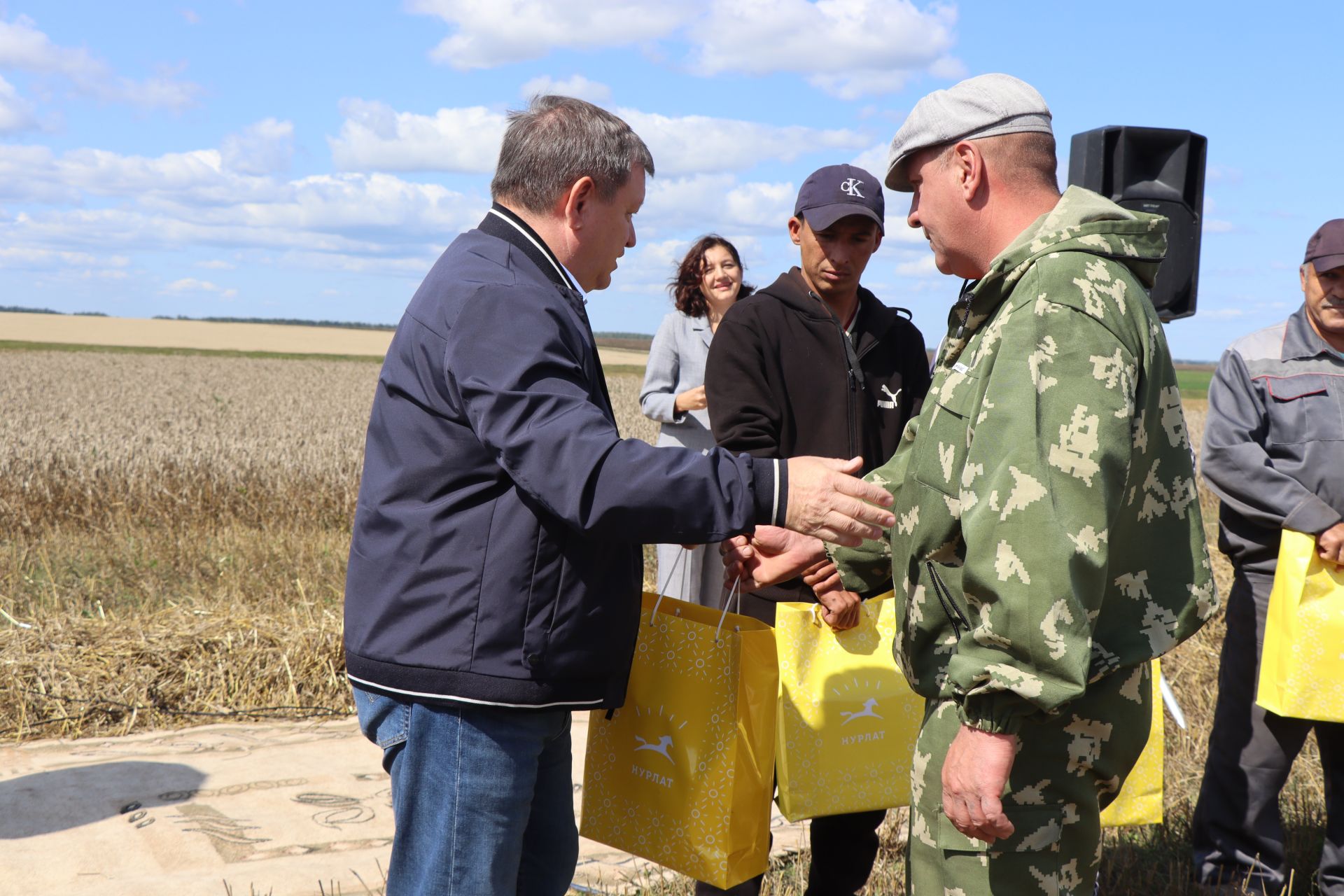 В Нурлатском районе наградили первого комбайнера-тысячника