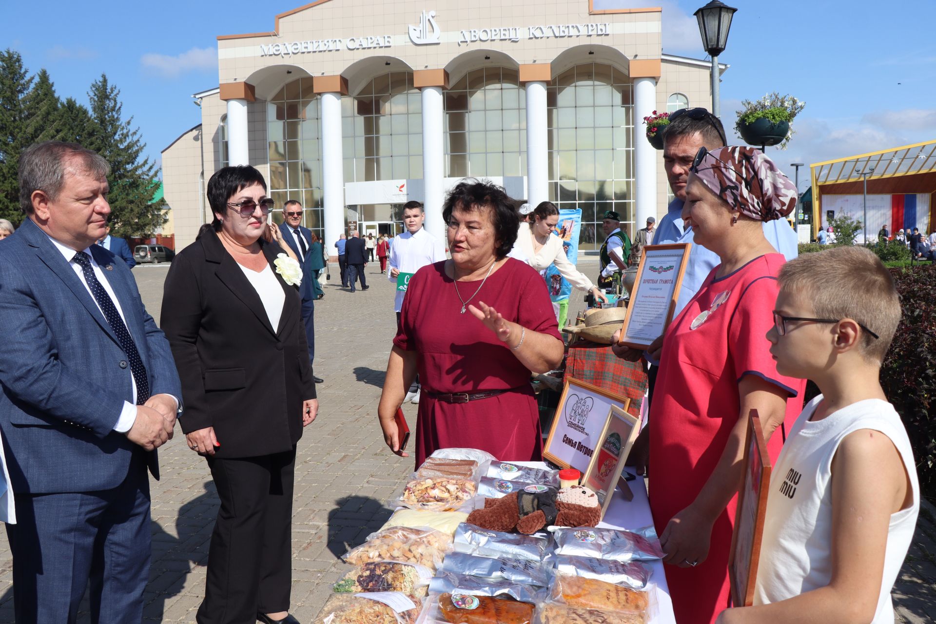 В рамках августовского совещания педагоги района представили тематические выставки