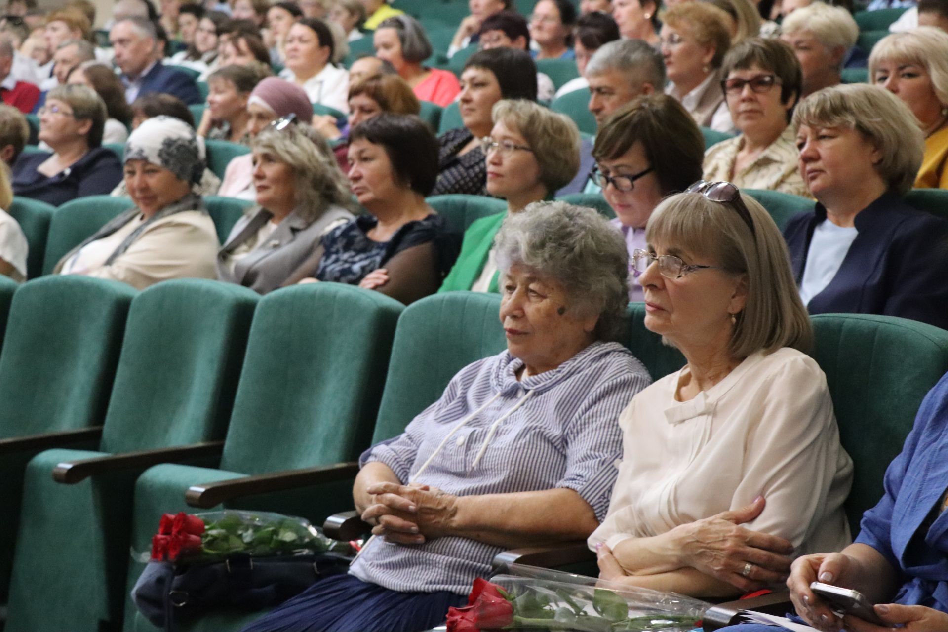 Пленарное заседание августовской конференции было богатым на награждения