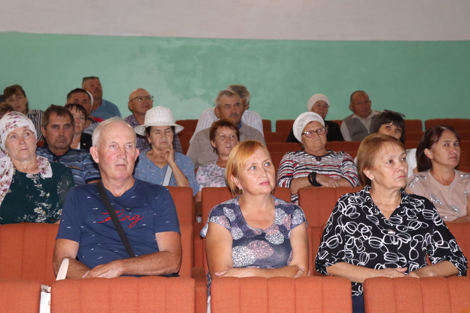 В Ахметовском сельском поселении и проблемы решали, и достойных поздравляли