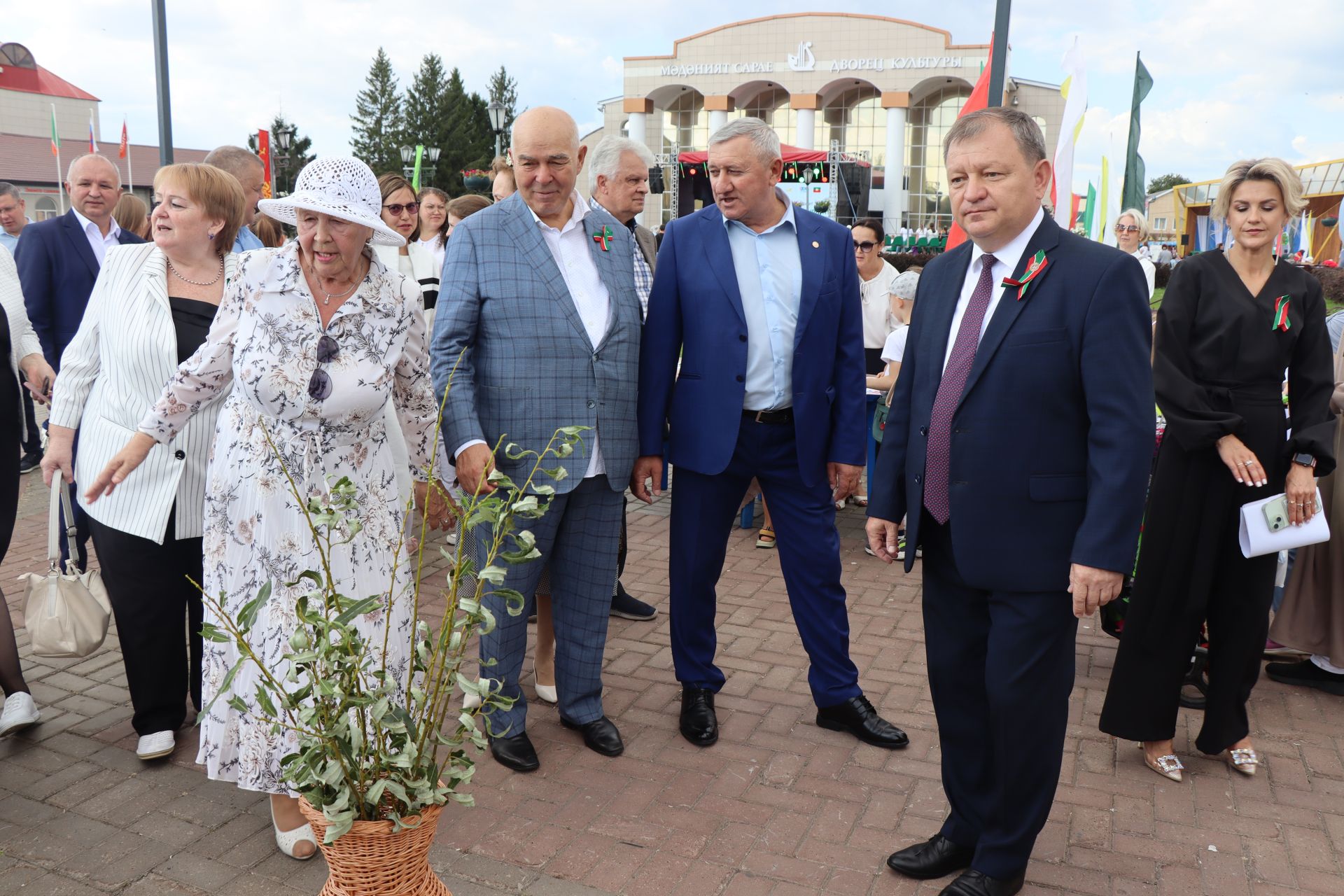 Сегодня нурлатцы отметили День работников нефтяной и газовой промышленности  (фоторепортаж)