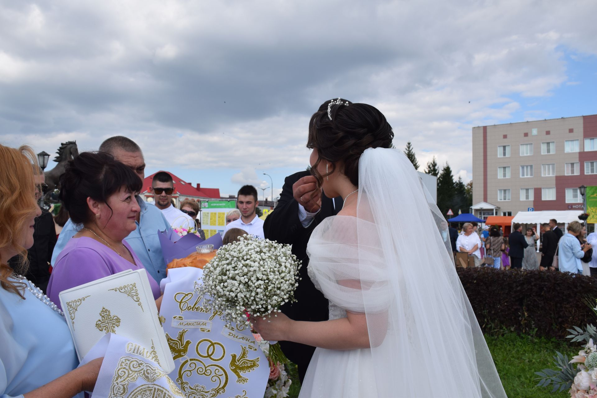 В Нурлате в День города сыграли свадьбу на центральной площади