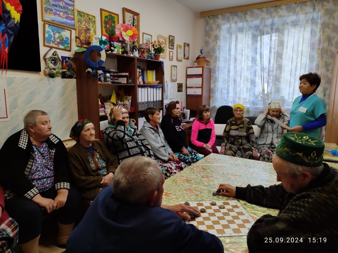 Жители Нурлатского дома-интерната слушают романсы, оперу