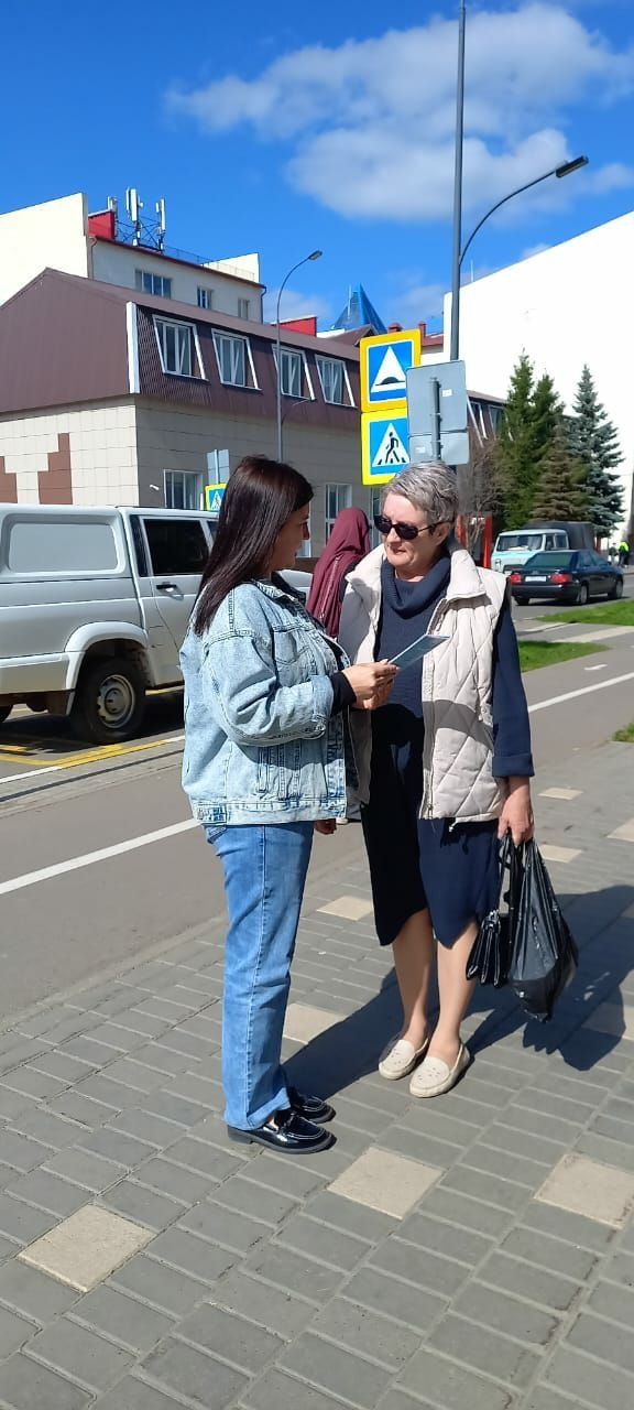 Сотрудники центральной библиотеки организовали уличную акцию под названием «Знания границ не знают»