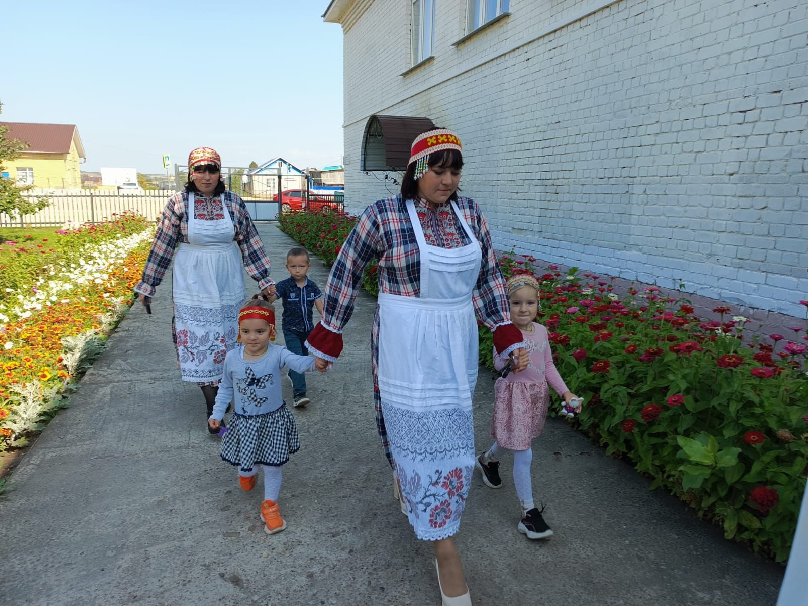 Семья из Русской Менчи принимает участие в фотоконкурсе «Всей семьей на выборы» в чувашских национальных костюмах