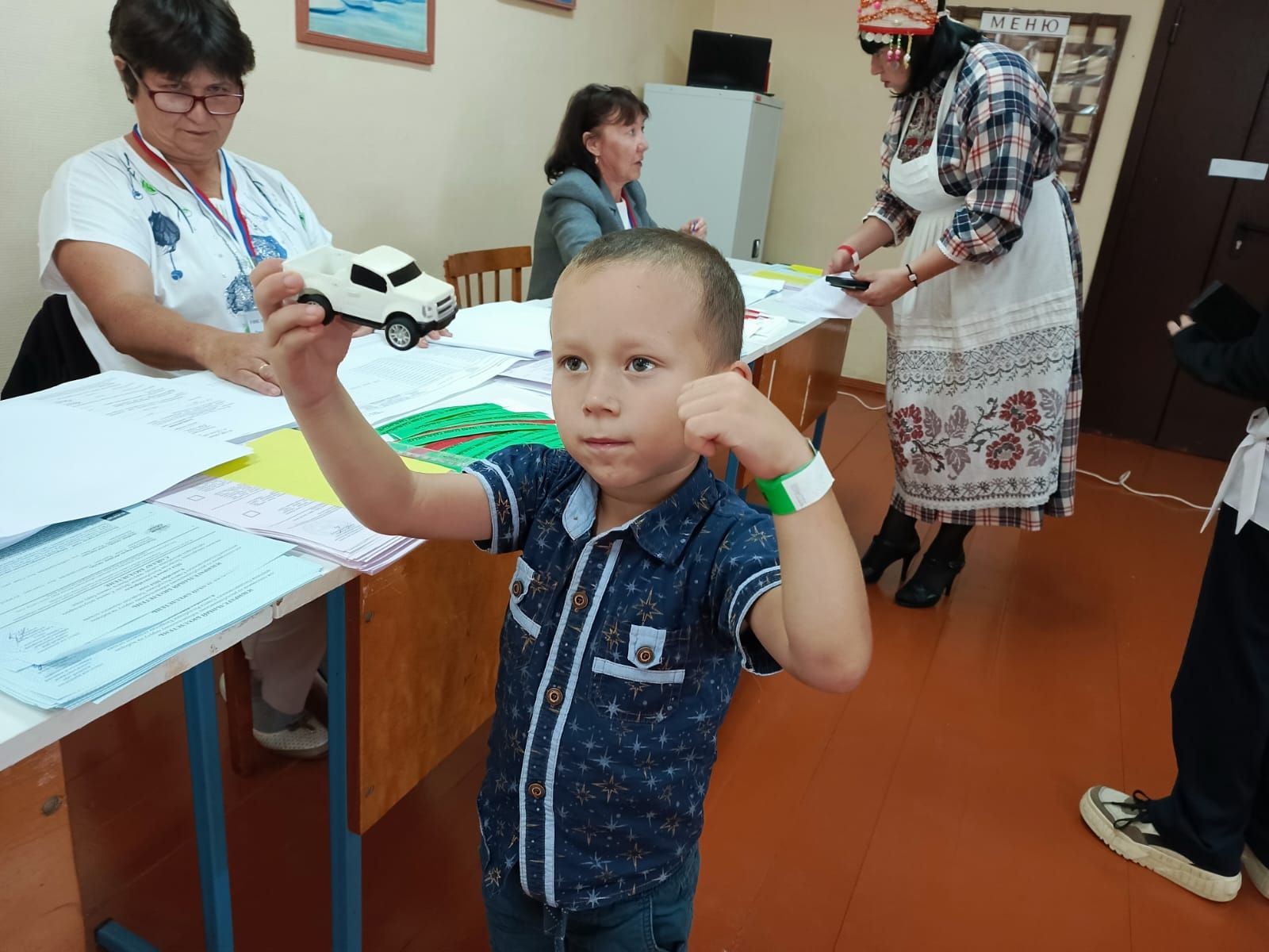 Семья из Русской Менчи принимает участие в фотоконкурсе «Всей семьей на выборы» в чувашских национальных костюмах