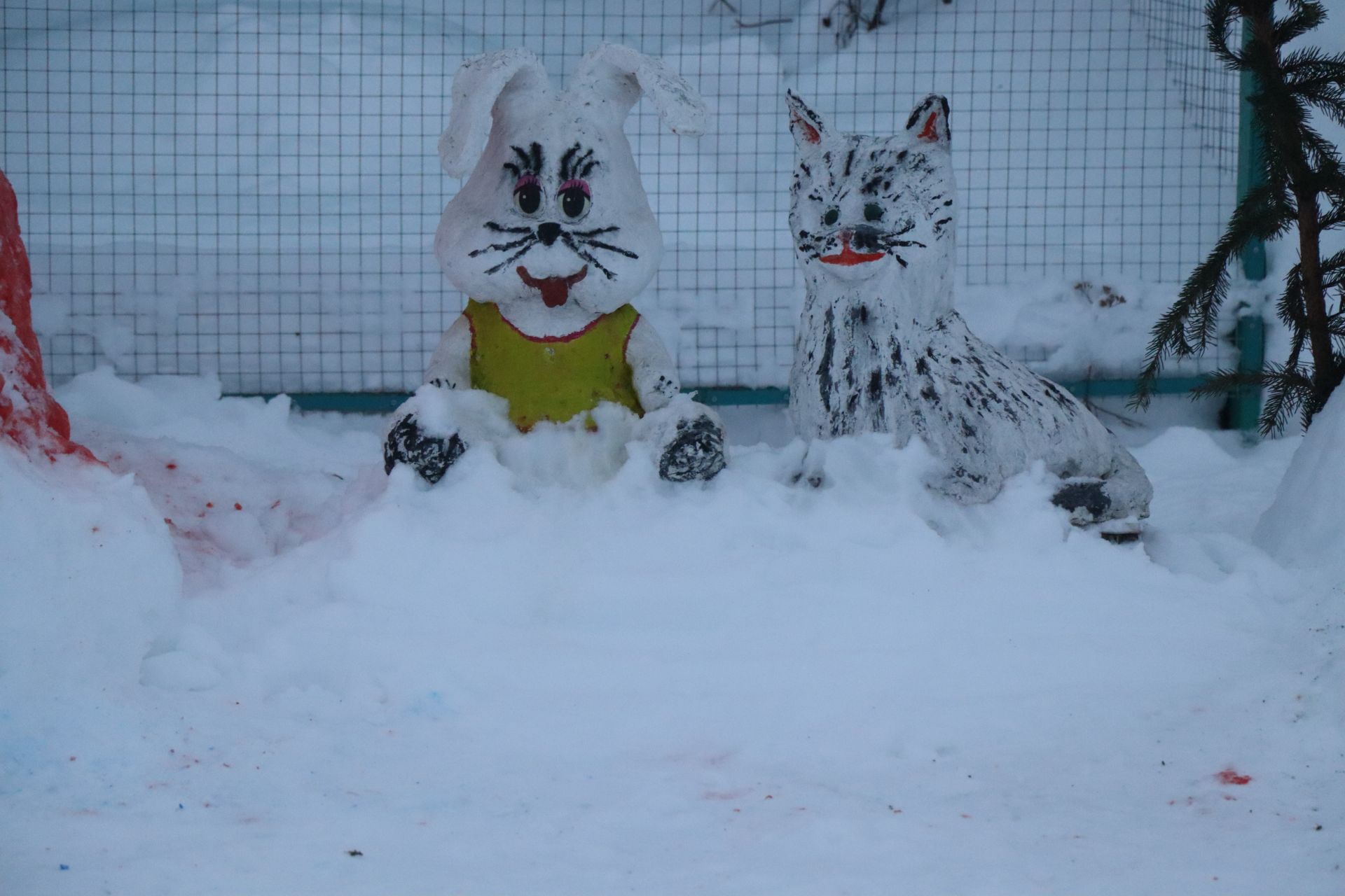 На придомовой территории семьи Салаховых из села Степное Озеро заметили Деда Мороза и Снегурочку
