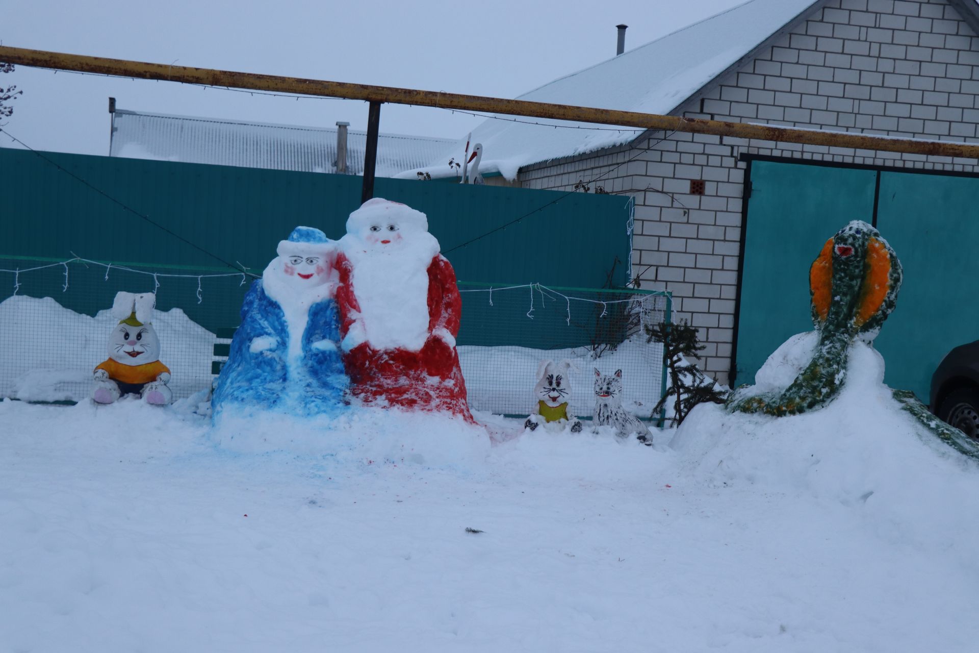 На придомовой территории семьи Салаховых из села Степное Озеро заметили Деда Мороза и Снегурочку