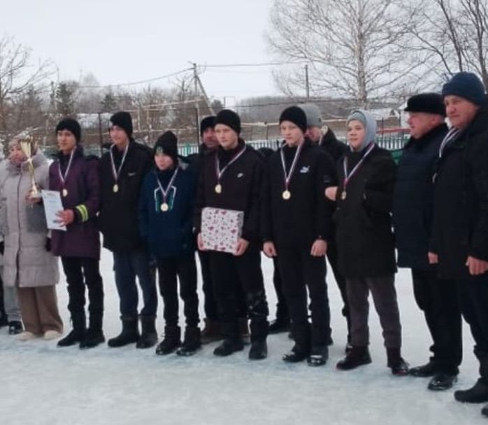 В селе Курманаево прошел турнир по хоккею среди сельских школ Нурлатского района