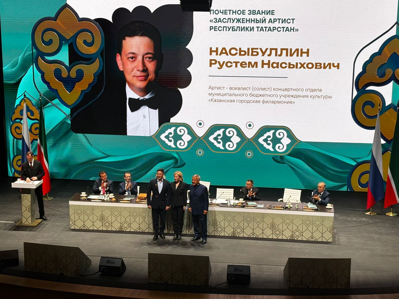Рустему Насыбуллину торжественно вручили нагрудный знак «Заслуженный артист Республики Татарстан»